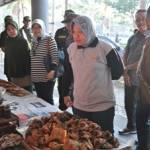 BINCANG – Walikota Surabaya Tri Rismaharini saat berbincang dengan pedagang di Sentra Ikan Bulak (SIB), di Kenjeran, Surabaya, Minggu (7/9/2014). foto : Humas Pemkot Surabaya untuk BangsaOnline