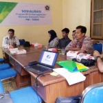 Kepala BPJS Ketenagakerjaan, Wahyu Hutomo, menyerahkan kartu BPJS secara simbolis kepada Ketua PWI Tuban, Pipit Wibawanto. foto: SUWANDI/ BANGSAONLINE