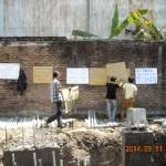 ?

Warga melakukan aksi tempel poster di area pembangunan tower.Foto:

Nanang/BANGSAONLINE