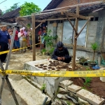 Lokasi penemuan amunisi dan granat yang sudah dipasangi garis polisi. 