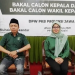 Tampak Mak Rini ikut dibaiat berpasangan dengan Rahmat Santoso.