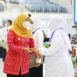Gubernur Jawa Timur Khofifah Indar Parawansa memberikan pin apresiasi saat acara peringatan Hari Widyaiswara Nasional ke-22 yang jatuh pada Rabu (21/9) hari ini, di Gedung Negara Grahadi, Surabaya.