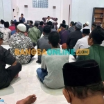 Para peserta Istighotsah saat menyimak tausiyah dari Kiai Asep di IKHAC. Foto: ROCHMAT SAIFUL ARIS/BANGSAONLINE