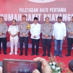 Kapolda Jatim Irjen Pol. Drs. Imam Sugianto (pakai blangkon) usai prosesi peletakan batu pertama pembangunan RS Bhayangkara.