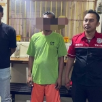 Pelaku (tengah) saat berada di Mapolres Jombang.