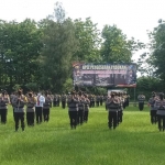 Dalam rangka pengamanan Pemilihan Kepala Desa (Pilkades) Serentak 2020, Polres Ngawi menggelar apel pergeseran pasukan di Benteng Van den Bosch, Selasa (22/12/2020). (foto: ist)