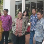 Anggota Komisi B bersama Disubudapora saat melakukan sidak di kawasan obyek wisata Goa Selomangleng. foto: ARIF KURNIAWAN/ BANGSAONLINE 