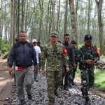 Dansatgas TMMD ke-127, Letkol Inf Dhavid Nur Hadiansyah (tengah), saat meninjau pembangunan jalan. Foto: Ist