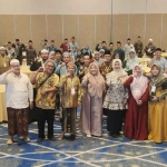 Kepala Disperpusip Jatim, Tiat S. Suwardi, bersama Wakil Ketua Komisi E DPRD Jatim, Hikmah Bafaqih, saat foto dengan para santri dalam sosialisasi Literasi Ponpes.