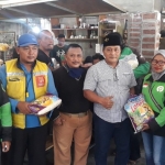 Admin Grup WA IWNU Sunyoto bersama Cak Dikin saat pembagian beras kepada warga kurang mampu. foto: ist