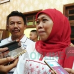 Khofifah Indar Parawansa usai mengikuti jalan sehat dengan warga Kaabupaten Jombang, Minggu (13/8/2017). foto: ROMZA/ BANGSAONLINE