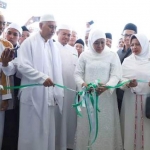 Gubernur Jawa Timur Khofifah Indar Parawansa menggunting pita sebagai peresmian Lembaga Pemeriksa Halal (LPH) dan Halal Center di Pondok Pesantren (PP) Bahrul Maghfiroh, Kota Malang, Minggu (14/7/2019). foto: istimewa/ bangsaonline.com