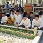 KH Said Aqil Siroj didampingi KH Kikin Abdul Hakim saat ziarah di Maqbarah Hadratussyaikh KHM Hasyim Asy