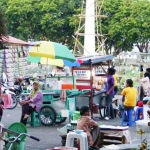 PKL Alun-Alun Gresik sebelum direlokasi. foto: SYUHUD/ BANGSAONLINE