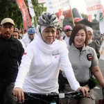 Gubernur Jawa Timur Khofifah Indar Parawansa ikut gowes bersama ribuan peserta dalam event "Gowes Kebangsaan" yang digelar HARIAN BANGSA dan BANGSAONLINE.com.