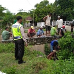 Selain memperbaiki tanggul, warga juga membersihkan parit-parit yang tersumbat.