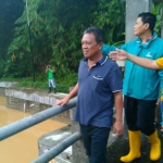 Bupati Pacitan H. Indartato saat meninjau Dam Air Kunir.