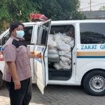 Mobil Baznas Gresik saat distribusikan sembako dan multivitamin ke posko kecamatan. foto: SYUHUD/ BANGSAONLINE