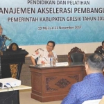 Bupati Sambari ketika membuka diklat manajemen akselerasi pembangunan. foto: SYUHUD/ BANGSAONLINE
