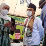 Gubernur Jawa Timur (Jatim), Khofifah Indar Parawansa, didampingi Bupati Pamekasan, Baddrut Tamam, saat berada di pameran MTQ XXIX Jatim.