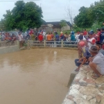 Warga yang penasaran memadati jembatan untuk melihat proses pencarian korban.