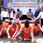 Para tersangka saat berada di Mapolres Sidoarjo.