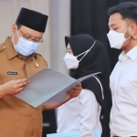 Wali Kota Saifullah Yusuf menyerahkan Petikan SK Pengangkatan Calon Pegawai Negeri Sipil (CPNS) kepada 103 orang yang lulus seleksi secara simbolis. foto: ARDIANZAH/BANGSAONLINE