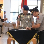 Kapolda Jatim, Irjen Pol Luki Hermawan saat menandatangani berita acara sertijab kapolres jajaran.
