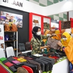 UMKM Binaan SIG Mahardhika Collection kerajinan kulit asal Sidoarjo saat ikuti Pameran Malang City Expo 2022. foto: ist.
