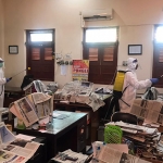 Penyemprotan disinfektan di Kantor Bagian Humas. (foto: ist).