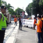 Puluhan mahasiswa di Kabupaten Gresik saat demo di kantor DPRD Gresik. foto: syuhud/ bangsaonline