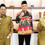 DARI KIRI: Bupati Gresik Fandi Ahmad Yani, Firman Syah Ali, dan Wakil Bupati Gresik Dra. Hj. Aminatun Habibah, M.Pd. (foto: ist/ bangsaonline.com)