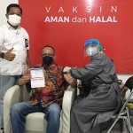 Wakil Ketua DPRD Gresik Ahmad Nurhamim ketika disuntik vaksin di RS Semen Gresik. foto: SYUHUD/ BANGSAONLINE