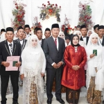 Bupati Lamongan Yuhronur Efendi dan Istri foto bersama pasangan pengantin.