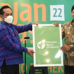 Wali Kota Kediri, Abdullah Abu Bakar (kanan), bersama Direktur Utama Perumda Pasar Joyoboyo, Ihwan Yusuf, saat memamerkan logo baru Perumda Joyoboyo. Foto: Ist