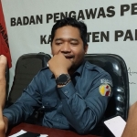 Ketua Bawaslu Pamekasan Sukma Tirta Firdaus saat menjelaskan hasil keputusan rapat gakumdu terkait kasus bagi-bagi uang Gus Miftah. Foto: DIMAS M. S./ BANGSAONLINE 