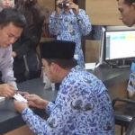 Bupati Ipong mendapat penjelasan mengenai pelayanan online. foto: YAHYA/ BANGSAONLINE