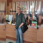 Ketua Organisasi Kemasyarakatan IDR, Choirul Anam, saat melaporkan dugaan korupsi di tubuh Perumda ke Kejaksaan Negeri Gresik. Foto: Ist