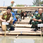 Pangkoarmada II Laksda TNI Mintoro Yulianto bersama Wagub Emil Dardak saat menanam bibit pohon mangrove secara simbolis.