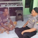 Anggota Polsek Batuputih saat berdialog dengan salah satu warga