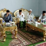 Emil Dardak didampingi KH. Asep Saifuddin Chalim tampang gayeng malan durian bersama para kiai. Foto: ist