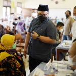 Bupati Kediri Hanindito Himawan Pramono saat meninjau penyaluran buku tabungan insentif atau bisaroh guru agama non formal di Madrasah Tsanawiyah (MTs) Mujahidin, Desa Slumbung, Kecamatan Ngadiluwih. foto: ist.