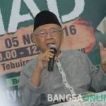 KH Salahuddin Wahid (Gus Solah), Pengasuh Ponpes Tebuireng Jombang saat konferensi pers pelaksanaan rapat akbar aktualisasi resolusi jihad, Sabtu (30/10). foto: RONY S/ BANGSAONLINE