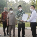 Wabup Subandi menyerahkan petikan SK kepada guru PPPK Sidoarjo, Kamis (23/6/2022). foto: ist.