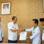 Badan Amil Zakat Nasional (Baznas) Kabupaten Sumenep memberikan beasiswa pendidikan bagi keluarga kurang mampu. (foto: ist)