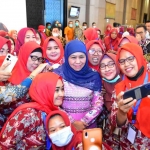 Gubernur Khofifah saat foto bersama ketika memperingati Hari Bidan Nasional.