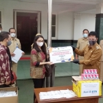 Wali Kota Madiun Maidi saat menerima bantuan masker serta susu dari Bank BTN.