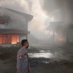 Kebakaran hebat terjadi di gudang pabrik spon yang berada di Jalan Troboso, Kecamatan Taman, Sidoarjo, Senin (16/5/2022) siang.