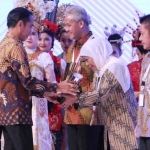 Gubernur Khofifah Terima PPD Tingkat Provinsi 2019 dari-Presiden Jokowi pada acara Musrenbangnas di Hotel Shangrilla, Jakarta, Kamis (9/5).