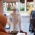 Ketua TP PKK Kabupaten Kediri Eriani Annisa Hanindhito saat membeli makanan di salah satu stan UMKM. (Ist).